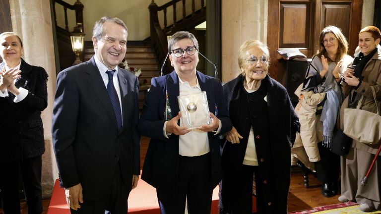 Premio para Pilar Muñoz en Vigo con ofrenda a Concepción Arenal