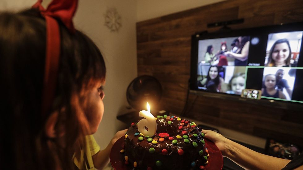 �Adios r�os, adi�s fontes� cantado e tocado ao chelo dende Basilea�por una int�rprete de Sanxenxo.Los instrumentos de viento son frecuentes en este tipo de composiciones