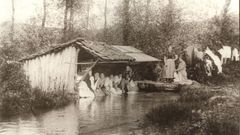 Mulleres nun antigo lavadoiro de Fene, onde se xuntaban para lavar roupa de Ferrol. 