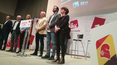 Los candidatos de Asturias por la Izquierda rodean a Alberto Garzn en el mitin celebrado en Gijn
