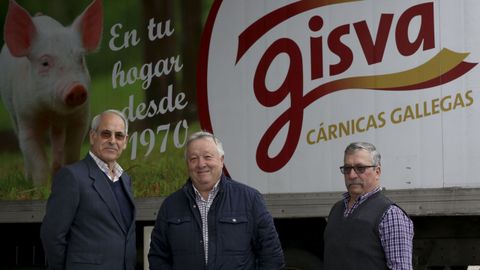 Los fundadores de Gisva, junto a uno de sus camiones.
