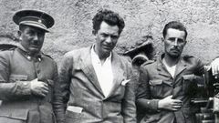 Manuel Chaves Nogales, en el centro de la imagen, retratado en 1934 cuando realizaba para el diario «Ahora» un reportaje sobre la toma de Ifni