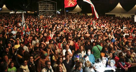 La mayor concentracin de gente en la explanada de la Alameda se registr durante los conciertos de la noche del sbado. 