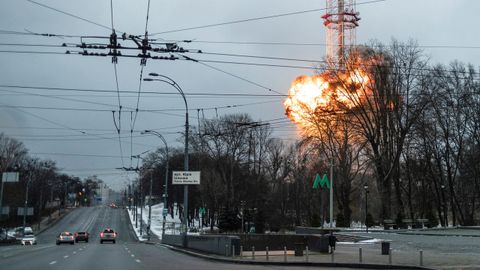 Las tropas rusas bambardean la torre de televisin de Kiev
