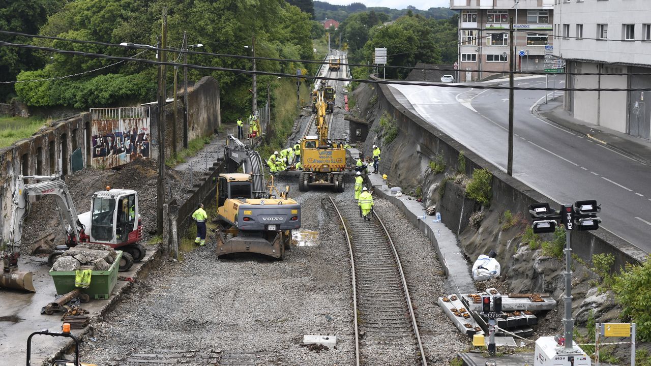 Las obras de la estación de tren de Lugo, en imágenes.Roberto Gómez, xerente de Agrolugo, cun dos tractores compactos que fabrican baixo a súa propia marca, Dimago