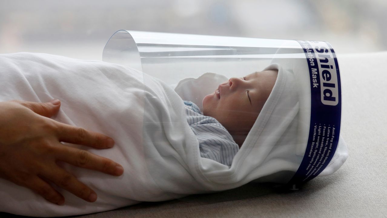 �Si uno tiene 30 Grand Slam, pero ning�n amigo, va a tener un futuro infeliz�.Un beb� recien nacido en Vietnam, con pantalla protectora antes de salir de casa para la vacunaci�n