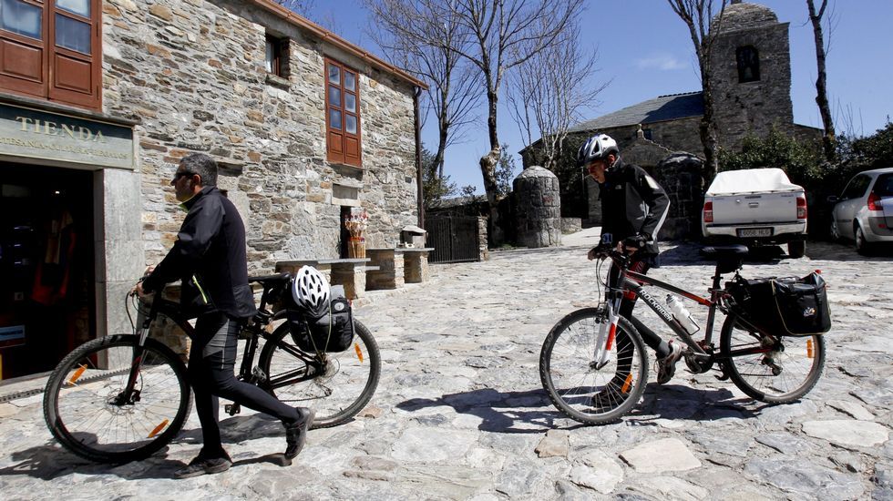 Cabalgatas por la provincia.El p�vot Cheik, presionado por Trevijano ante la mirada de Jorge. 