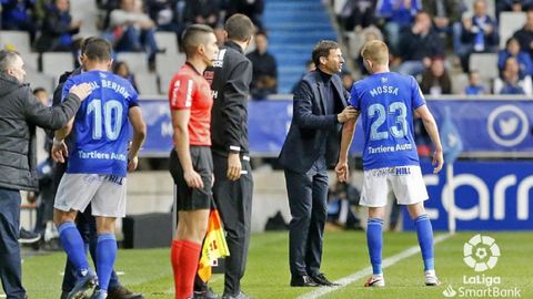 Mossa Ziganda Saul Berjon Real Oviedo Tenerife Carlos Tartiere.Mossa recibe instrucciones de Ziganda ante el Tenerife