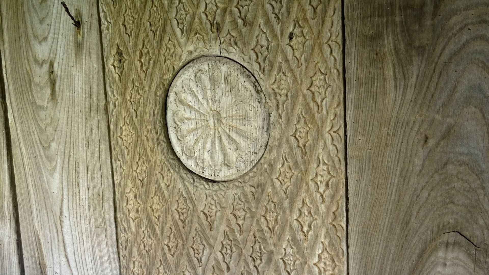 Otro detalle de las tallas barrocas de esta monumental panera asturiana
