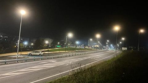Iluminación en la ronda María Emilia Casas, con el nuevo Parque do Hospital al fondo
