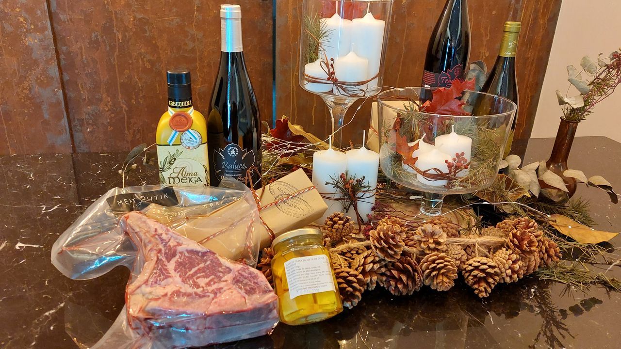 Ambiente navide�o en la plaza de Lugo, en A Coru�a.Imagen del tibur�n que apareci� en la playa de Testal