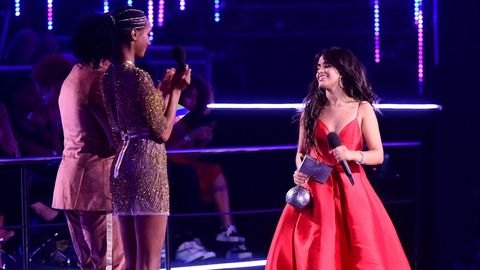 Camila Cabello recogiendo el premio a mejor vdeo