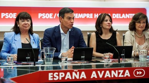 El secretario general del PSOE, Pedro Snchez; la presidenta del partido, Cristina Narbona (i); la portavoz, Adriana Lastra (d), y la vicepresidenta, Carmen Calvo (d) durante una reunin de la Ejecutiva Federal del partido, este lunes en Ferraz