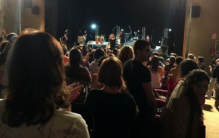 O público que abarrotaba a sala púxose en pé para corear á cantante na última parte do concerto.