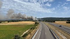 Incendio forestal en Lobaces, Trasmiras, visible desde la autovía A-52.