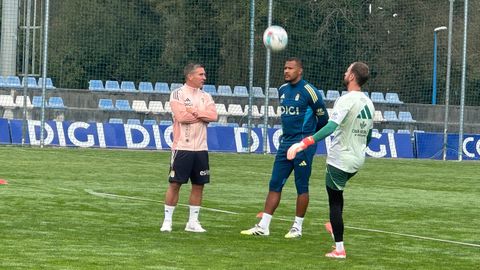Luis Carri�n charla con Rond�n y Aar�n Escandell antes de arrancar el entrenamiento