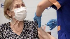 Una mujer mayor recibe su vacuna en una residencia de Valencia