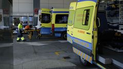 Ambulancias en la entrada de Urgencias del Hospital Universitario A Corua (Chuac)