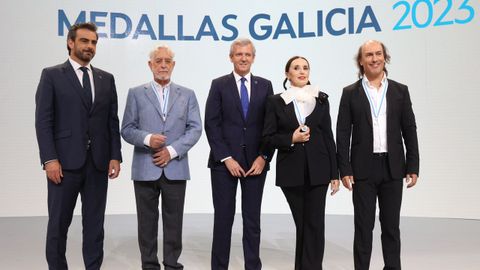 De izquierda a derecha, Diego Calvo, vicepresidente primero de la Xunta y chanciller de las medallas; Juan Pardo; Alfonso Rueda, presidente de la Xunta; Luz Casal y Carlos Núñez