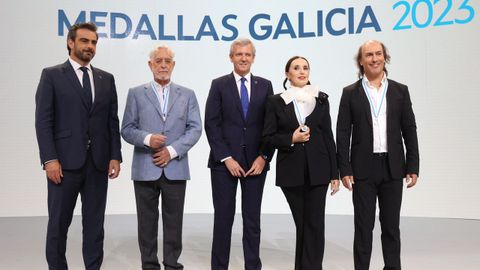 De izquierda a derecha, Diego Calvo, vicepresidente primero de la Xunta y chanciller de las medallas; Juan Pardo; Alfonso Rueda, presidente de la Xunta; Luz Casal y Carlos Nez