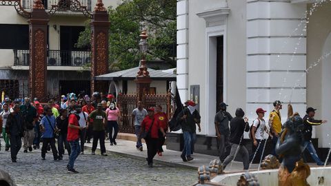 Partidarios de Nicolás Maduro entran en la sede de la Asamblea Nacional durante la sesión especial por el Día de la Independencia