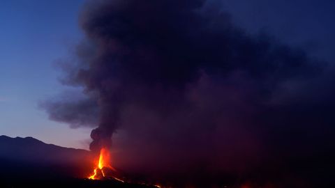 Nuevas coladas de lava surgidas del volcán de La Palma