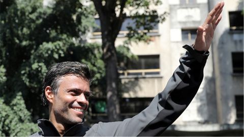 Leopoldo Lpez saluda a sus seguidores tras ser liberado en Caracas
