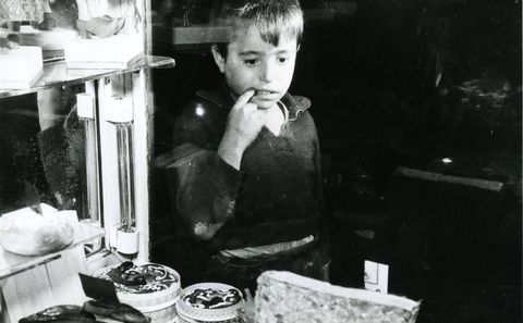El nio de las coderas rotas contempla los turrones y mazapanes en el escaparate de La Jijonenca, en diciembre de 1953. Contaba el fotoperiodista Alberto Mart que despus de tomar la imagen no pudo hacer otra cosa que comprar unos dulces navideos al cro.