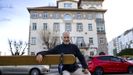 Manuel Ameijeiras posa ante el edificio de la Delegación del Gobierno en Galicia, en A Coruña