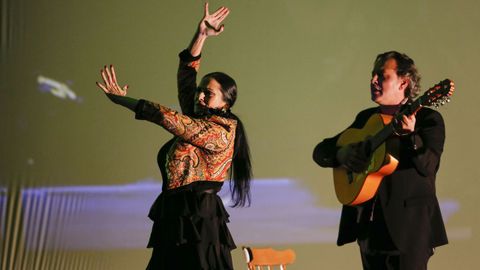 Una bailaora y un guitarrista, en el acto del centro cultural Avenida de A Rúa.