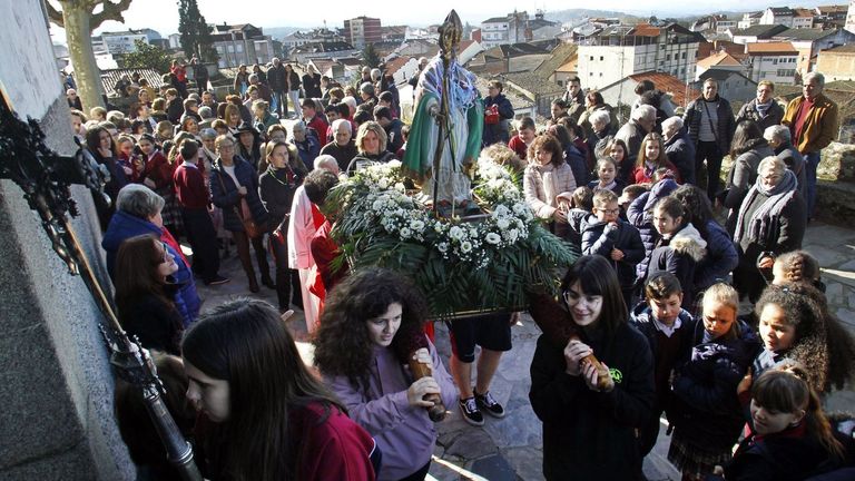 Celebración de la festividad de San Blas en el atrio de la iglesia de A Régoa en febrero del 2020