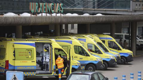 Imagen de archivo de ambulancias aparcadas a la entrada del servicio de Urxencias del Clínico.