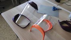 Viseras fabricadas por dos alumnos del colegio salesianos de Avil�s, que fabrican junto con una profesora y el director del centro