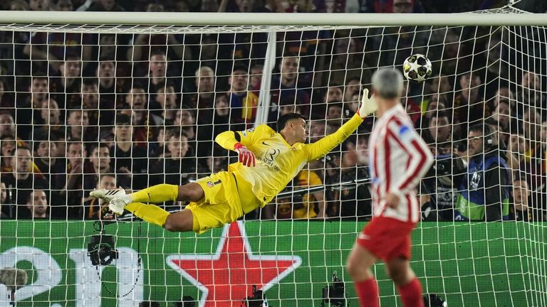 El Atlético elige guantes para frenar al Barça