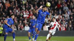 David Carmo despeja un bal�n durante el Rayo Vallecano-Real Oviedo