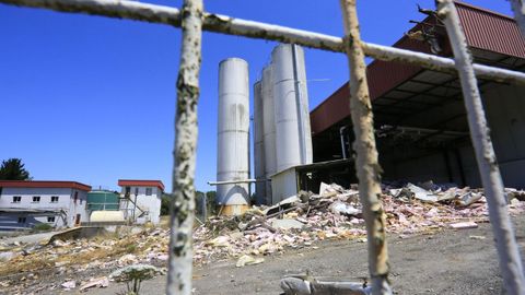 Varios de los grandes depósitos de la fábrica ya fueron desmantelados y llevado