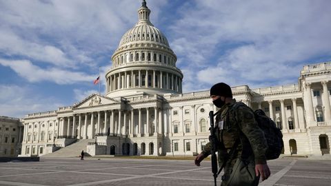 Un guardia nacional patrulla por el recinto del Capitolio la pasada semana