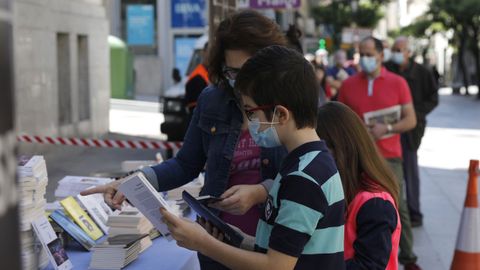 Letras Galegas: entrega de libros na rúa do Paseo, en Ourense