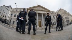 Policías desplegados en los alrededores del Congreso antes de la celebración del debate de investidura