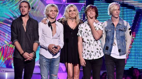 El grupo R5 durante los Teen Choice Awards 2015