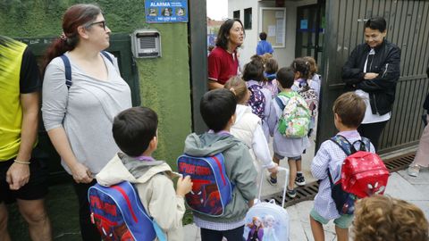 Niños en el primer día de clase en el Quiroga Palacios de Santiago.