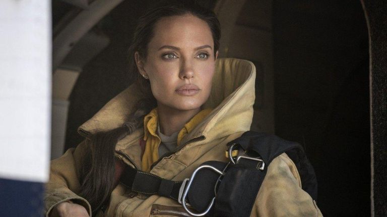 ¿Qué ver hoy en la tele? Taylor Sheridan convierte a Angelina Jolie en bombera y las timbas de Jessica Chastain