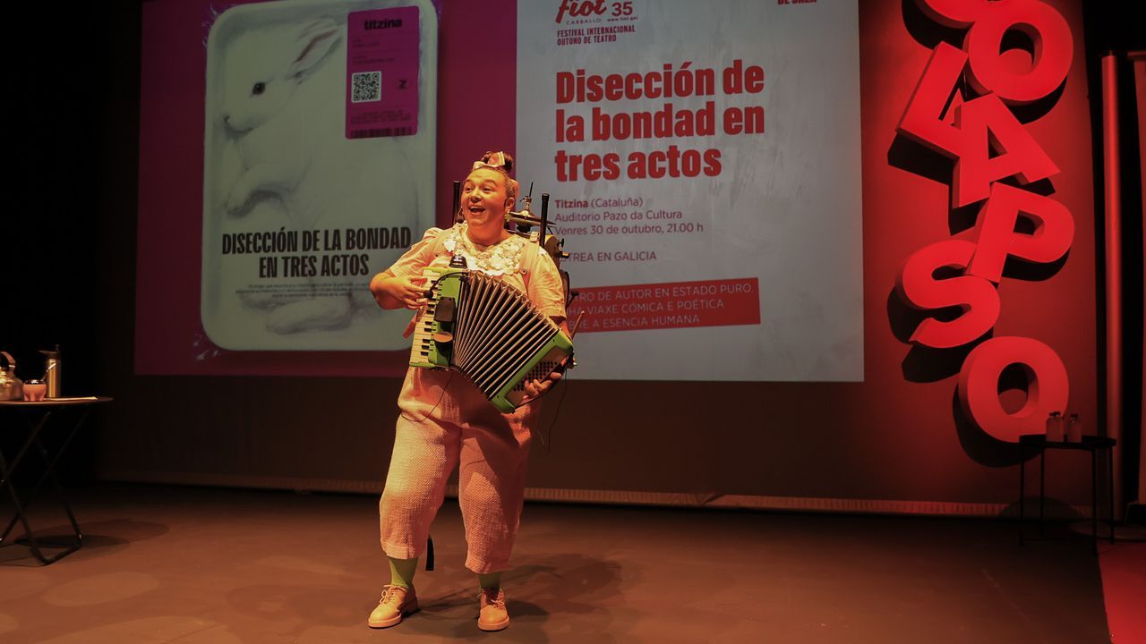 Ave Crunia recrea el pasado romano de la ciudad en la torre de H&eacute;rcules.A presentaci&oacute;n do FIOT contou coa representaci&oacute;n en exclusiva da peza &laquo;Unha se&ntilde;ora orquestra&raquo;, de Torta Torta.