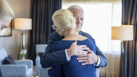 Joe Biden abraza a Yulia Navalnaya, la viuda de Alexi Navalni, en su encuentro el juevesn San Francisco.