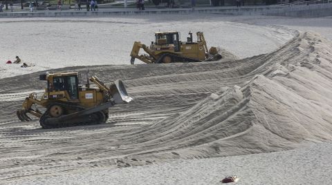 Mquinas montando la duna de Riazor 