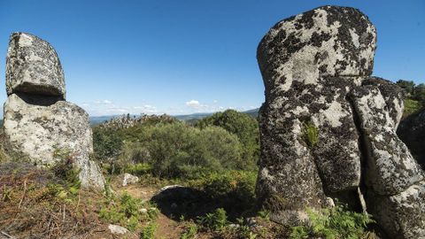 Ruta de senderismo de Moura (Nogueira de Ramuín). Formaciones rocosas junto al castro de Moura