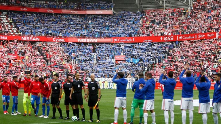 Afición del Real Oviedo en El Molinón antes del derbi de la 17/18