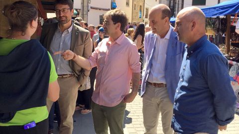 El consejero de Industria, Enrique Fern�ndez, el primero por la izquierda, en Cabrales