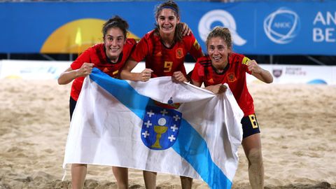 CAROL GONZLEZ (c), SARA TUI (dcha) y ANDREA MIRN | Campeonas del Mundo de Ftbol Sala. Adems, Carol Gonzlez fue nombrada como mejor jugadora del mundo de ftbol playa