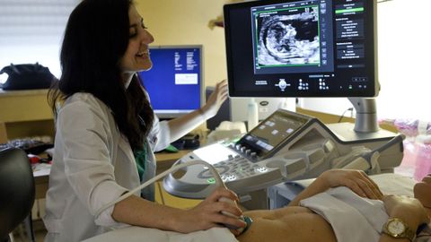 La doctora Nuria Valiño, realizando una ecografía en el materno-infantil Teresa Herrera de A Coruña